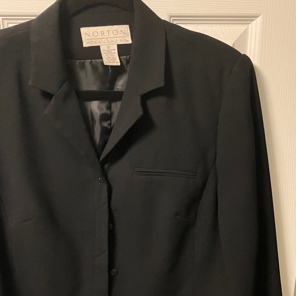 Women's Elegant Black Blazer - Picture 3 of 6